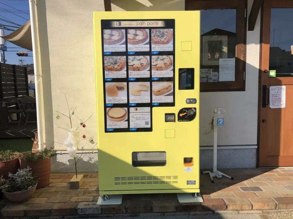 窓辺のバンボラ パンポルトにパン自動販売機が登場！冷凍ピザやチーズケーキも人気